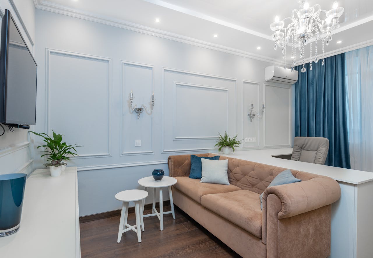 Astuces ingénieuses pour optimiser l&rsquo;espace et le confort dans un petit salon
