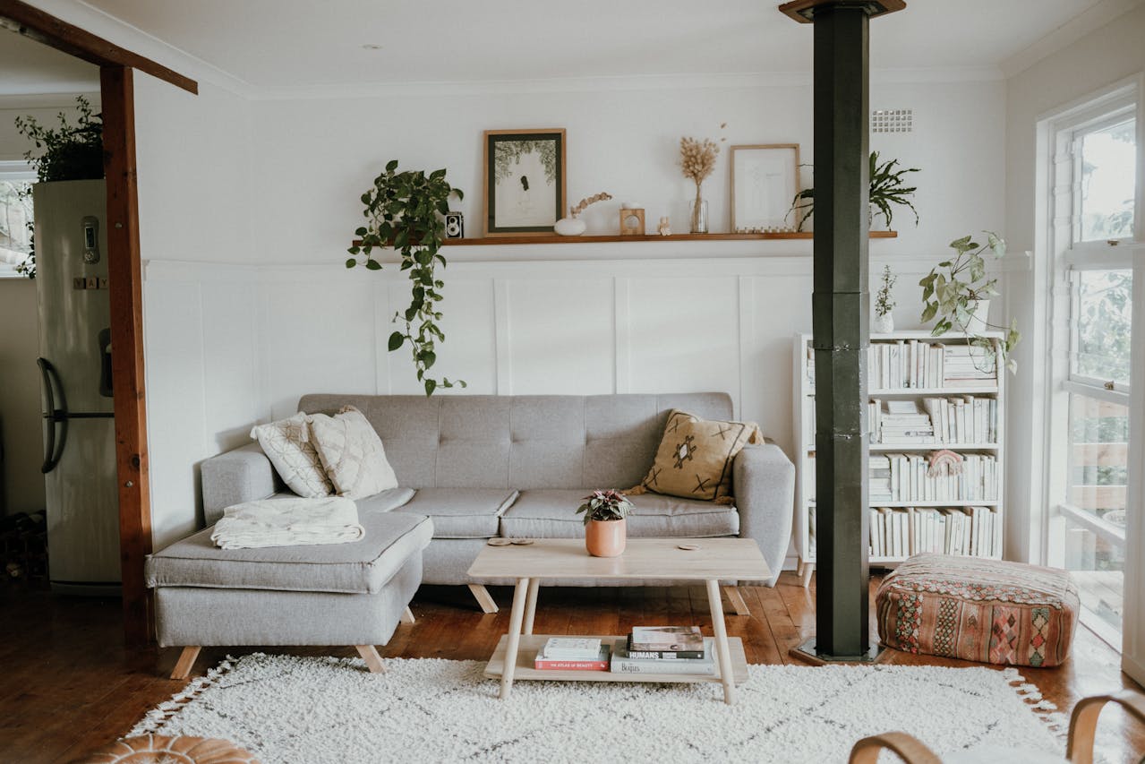 Astuces pour optimiser l'espace et le confort dans un petit salon